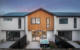 Stylish Townhouse With Hot Tub
